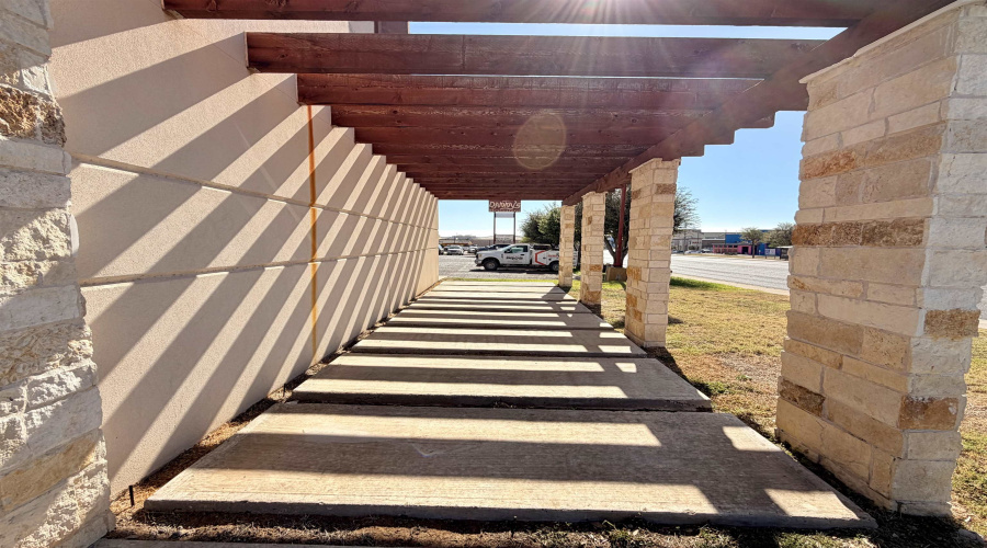 2402 Jacaman Rd, LAREDO, Texas 78041, 6 Rooms Rooms,1 BathroomBathrooms,Commercial retail/office,For Rent,2402 Jacaman Rd,20261305