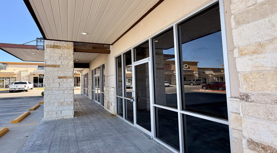 2402 Jacaman Rd, LAREDO, Texas 78041, 6 Rooms Rooms,1 BathroomBathrooms,Commercial retail/office,For Rent,2402 Jacaman Rd,20261305