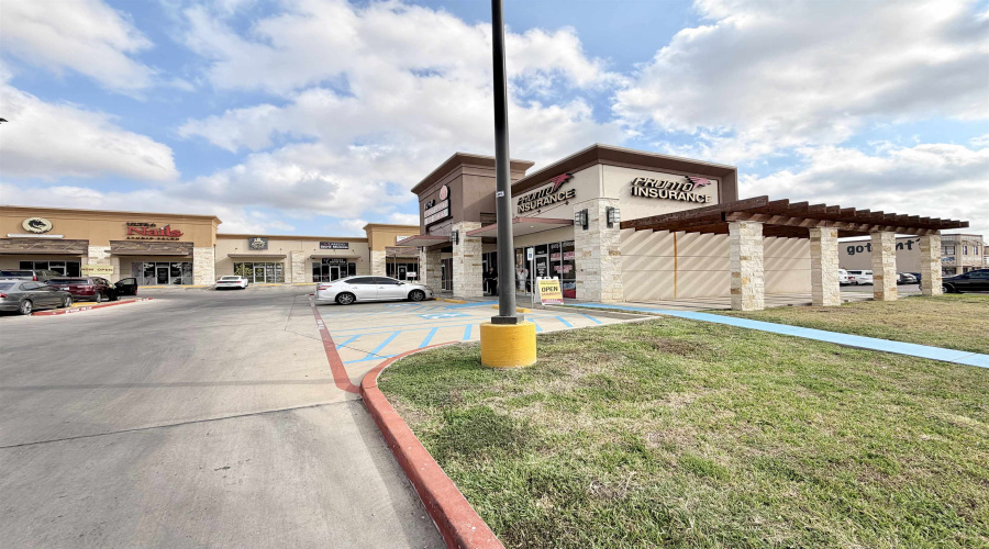 2402 Jacaman Rd, LAREDO, Texas 78041, 6 Rooms Rooms,1 BathroomBathrooms,Commercial retail/office,For Rent,2402 Jacaman Rd,20261305
