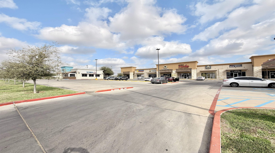 2402 Jacaman Rd, LAREDO, Texas 78041, 6 Rooms Rooms,1 BathroomBathrooms,Commercial retail/office,For Rent,2402 Jacaman Rd,20261305