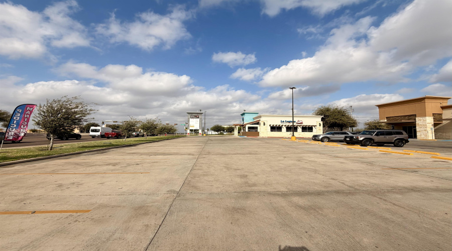 2402 Jacaman Rd, LAREDO, Texas 78041, 6 Rooms Rooms,1 BathroomBathrooms,Commercial retail/office,For Rent,2402 Jacaman Rd,20261305