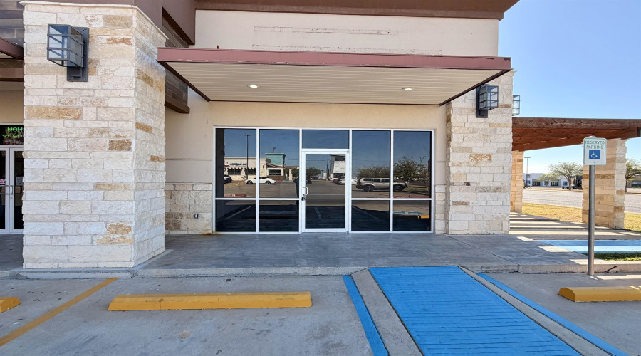 2402 Jacaman Rd, LAREDO, Texas 78041, 6 Rooms Rooms,1 BathroomBathrooms,Commercial retail/office,For Rent,2402 Jacaman Rd,20261305