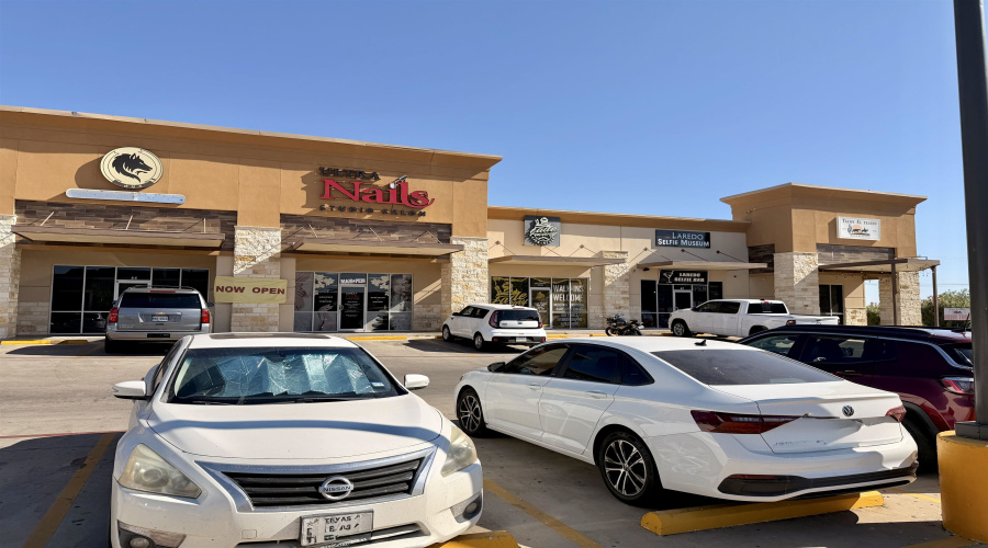 2402 Jacaman Rd, LAREDO, Texas 78041, 6 Rooms Rooms,1 BathroomBathrooms,Commercial retail/office,For Rent,2402 Jacaman Rd,20261305