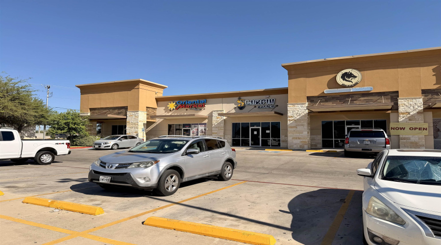 2402 Jacaman Rd, LAREDO, Texas 78041, 6 Rooms Rooms,1 BathroomBathrooms,Commercial retail/office,For Rent,2402 Jacaman Rd,20261305