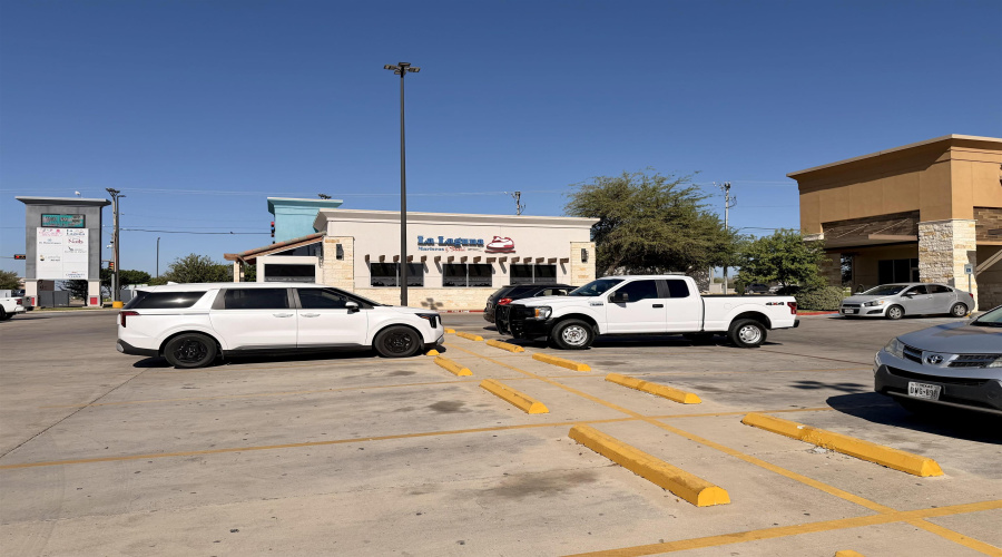 2402 Jacaman Rd, LAREDO, Texas 78041, 6 Rooms Rooms,1 BathroomBathrooms,Commercial retail/office,For Rent,2402 Jacaman Rd,20261305