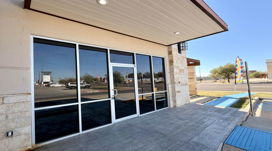 2402 Jacaman Rd, LAREDO, Texas 78041, 6 Rooms Rooms,1 BathroomBathrooms,Commercial retail/office,For Rent,2402 Jacaman Rd,20261305