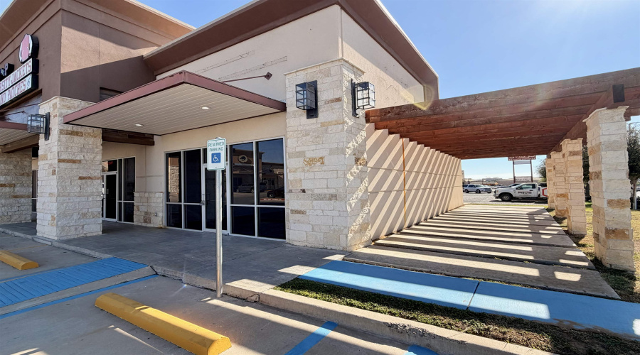 2402 Jacaman Rd, LAREDO, Texas 78041, 6 Rooms Rooms,1 BathroomBathrooms,Commercial retail/office,For Rent,2402 Jacaman Rd,20261305