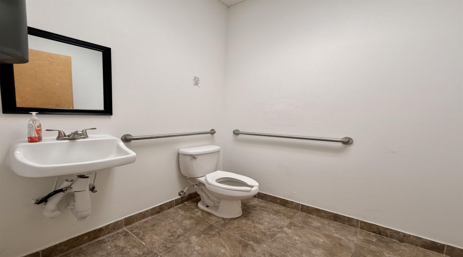 2402 Jacaman Rd, LAREDO, Texas 78041, 6 Rooms Rooms,1 BathroomBathrooms,Commercial retail/office,For Rent,2402 Jacaman Rd,20261305