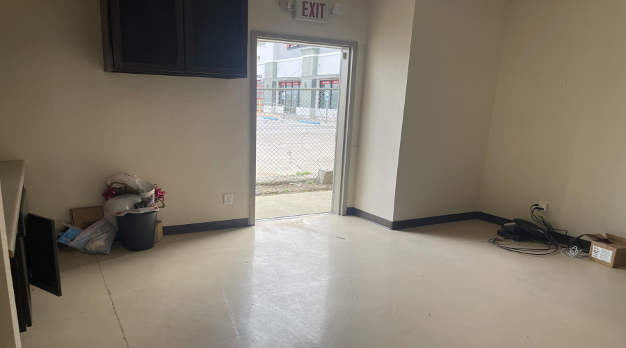 1915 S U.S. Hwy 83, Laredo, Texas 78046, 1 Room Rooms,1 BathroomBathrooms,Commercial retail/office,For Rent,1915 S U.S. Hwy 83,20261309