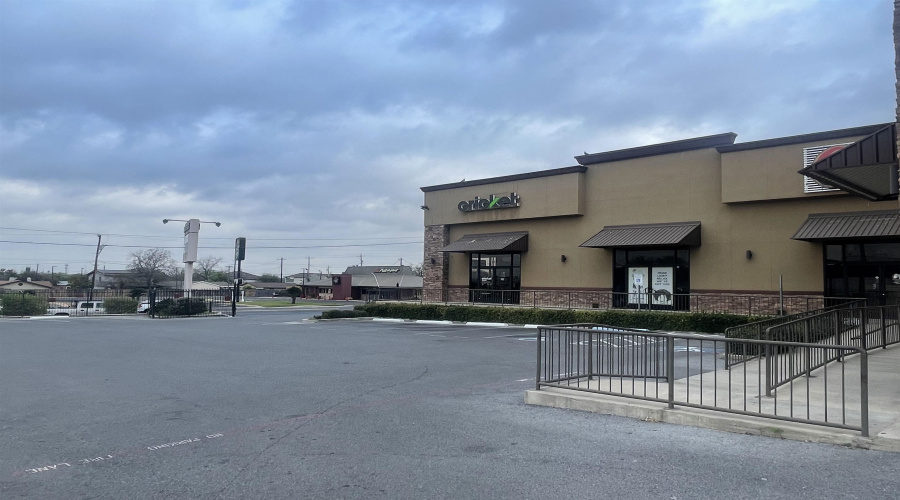 1915 S U.S. Hwy 83, Laredo, Texas 78046, 1 Room Rooms,1 BathroomBathrooms,Commercial retail/office,For Rent,1915 S U.S. Hwy 83,20261309