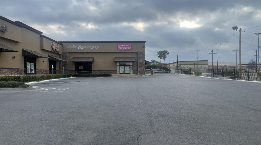 1915 S U.S. Hwy 83, Laredo, Texas 78046, 1 Room Rooms,1 BathroomBathrooms,Commercial retail/office,For Rent,1915 S U.S. Hwy 83,20261309