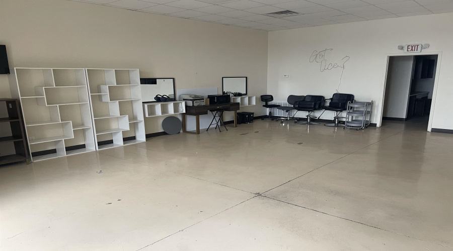 1915 S U.S. Hwy 83, Laredo, Texas 78046, 1 Room Rooms,1 BathroomBathrooms,Commercial retail/office,For Rent,1915 S U.S. Hwy 83,20261309