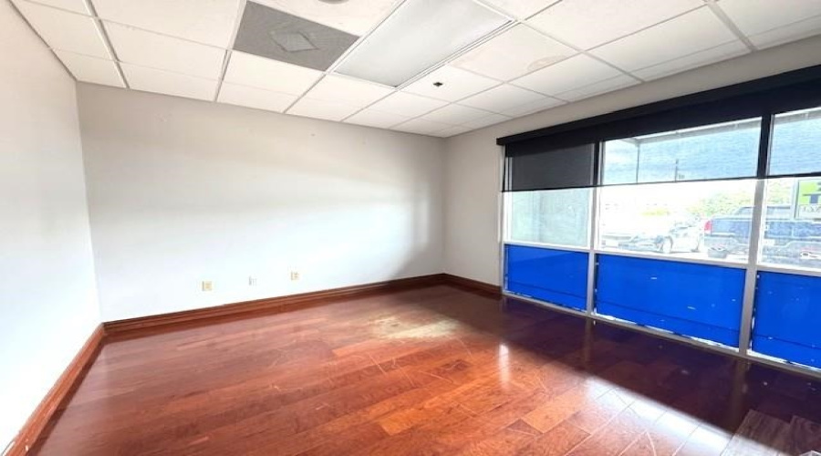 1701 Jacaman Rd, Laredo, Texas 78041, 6 Rooms Rooms,1 BathroomBathrooms,Commercial retail/office,For Rent,1701 Jacaman Rd,20261312