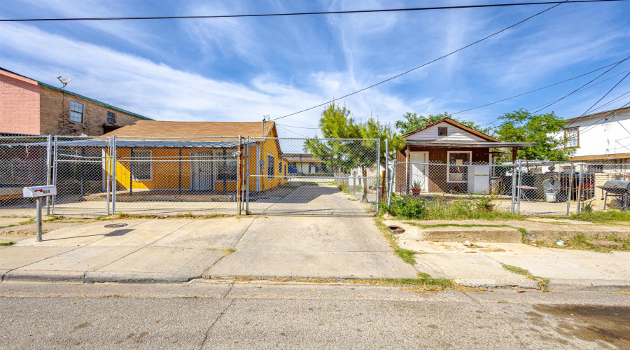 404 E Musser St, LAREDO, Texas 78040, 2 Bedrooms Bedrooms, 11 Rooms Rooms,3 BathroomsBathrooms,Residential,For Sale,404 E Musser St,20261310