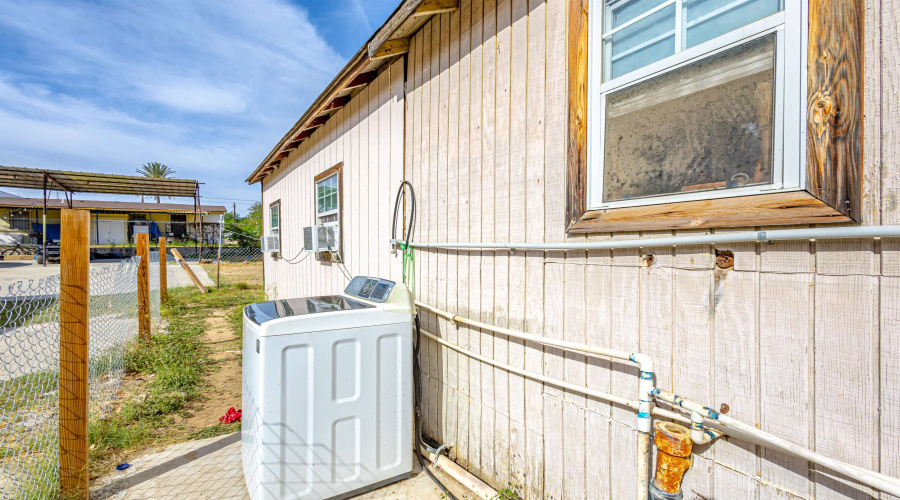 404 E Musser St, LAREDO, Texas 78040, 2 Bedrooms Bedrooms, 11 Rooms Rooms,3 BathroomsBathrooms,Residential,For Sale,404 E Musser St,20261310