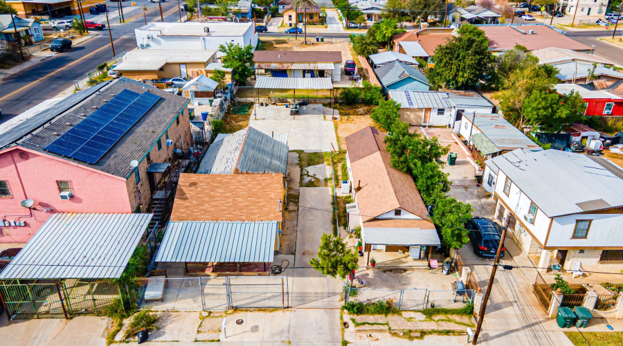 404 E Musser St, LAREDO, Texas 78040, 2 Bedrooms Bedrooms, 11 Rooms Rooms,3 BathroomsBathrooms,Residential,For Sale,404 E Musser St,20261310