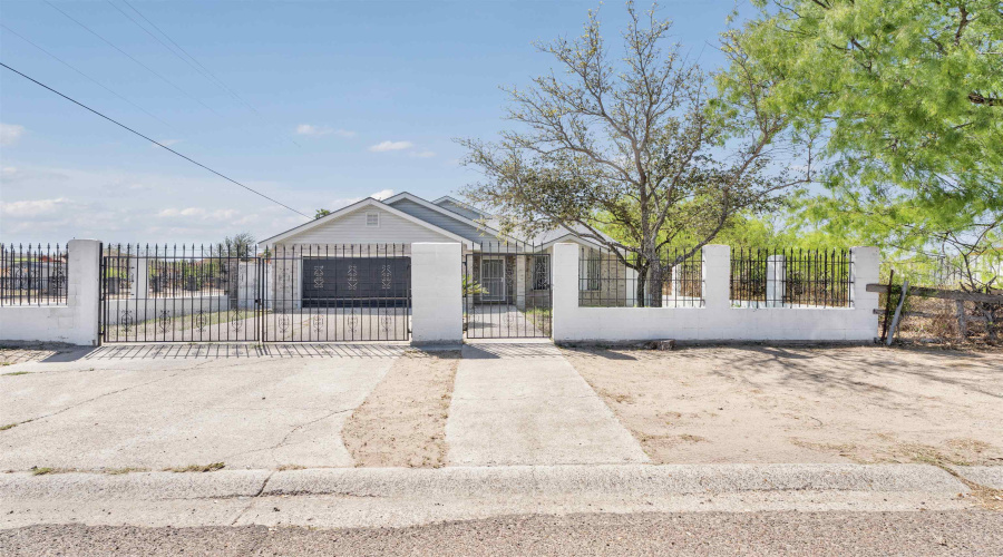 2001 Kennedy St, ZAPATA, Texas 78076, 5 Bedrooms Bedrooms, 7 Rooms Rooms,3 BathroomsBathrooms,Residential,For Sale,2001 Kennedy St,20261316