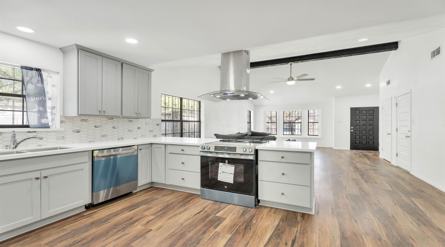 2001 Kennedy St, ZAPATA, Texas 78076, 5 Bedrooms Bedrooms, 7 Rooms Rooms,3 BathroomsBathrooms,Residential,For Sale,2001 Kennedy St,20261316