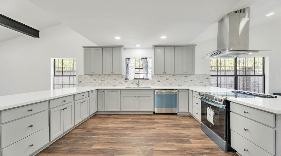 2001 Kennedy St, ZAPATA, Texas 78076, 5 Bedrooms Bedrooms, 7 Rooms Rooms,3 BathroomsBathrooms,Residential,For Sale,2001 Kennedy St,20261316