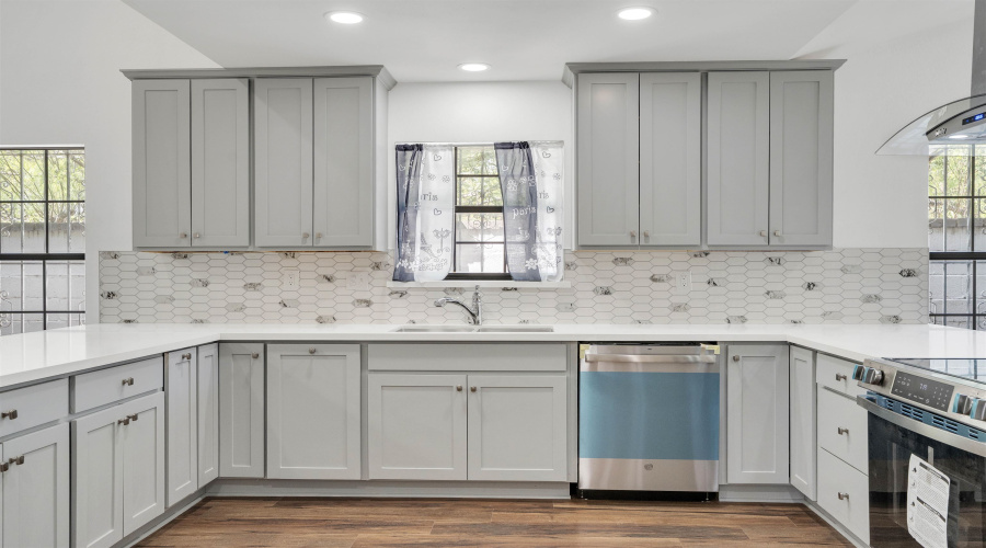 2001 Kennedy St, ZAPATA, Texas 78076, 5 Bedrooms Bedrooms, 7 Rooms Rooms,3 BathroomsBathrooms,Residential,For Sale,2001 Kennedy St,20261316