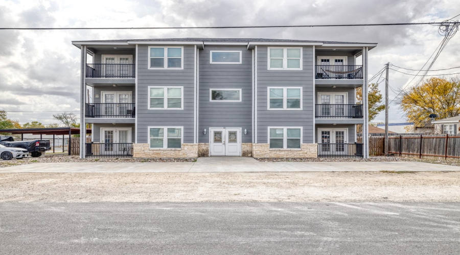 1200 W Houston St, Carrizo Springs, Texas 78834, ,Multi-family,For Sale,1200 W Houston St,20261320