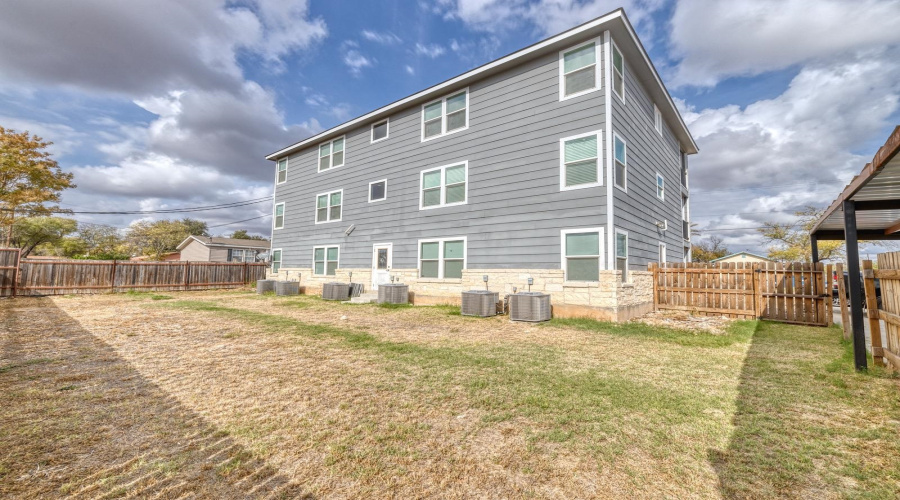 1200 W Houston St, Carrizo Springs, Texas 78834, ,Multi-family,For Sale,1200 W Houston St,20261320