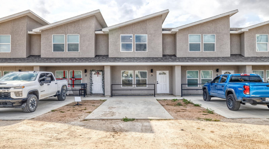 1100 W Houston St, Carrizo Springs, Texas 78834, ,Multi-family,For Sale,1100 W Houston St,20261321