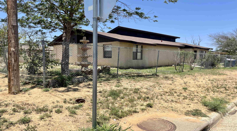 3020 Monterrey St, Laredo, Texas 78046, 4 Bedrooms Bedrooms, 7 Rooms Rooms,2 BathroomsBathrooms,Residential,For Sale,3020 Monterrey St,20261324