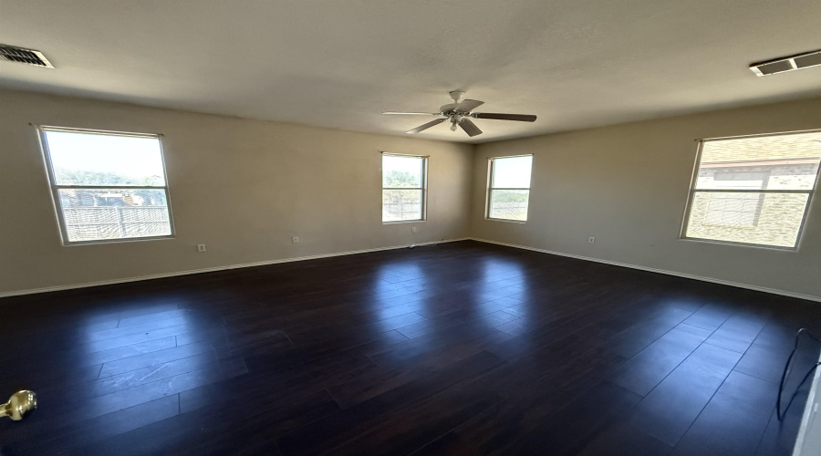 614 Pinos Cr, Laredo, Texas 78043, 3 Bedrooms Bedrooms, 6 Rooms Rooms,2 BathroomsBathrooms,Residential,For Sale,614 Pinos Cr,20261327