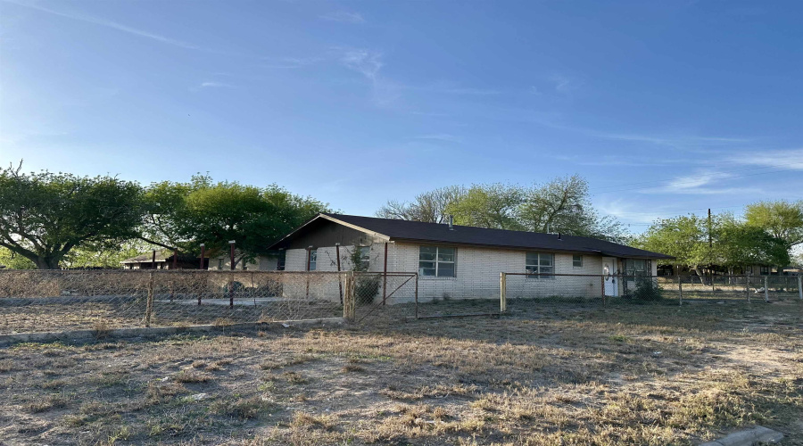 911 N Pine St, Hebbronville, Texas 78361, 4 Bedrooms Bedrooms, 6 Rooms Rooms,2 BathroomsBathrooms,Residential,For Sale,911 N Pine St,20261331