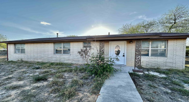 911 N Pine St, Hebbronville, Texas 78361, 4 Bedrooms Bedrooms, 6 Rooms Rooms,2 BathroomsBathrooms,Residential,For Sale,911 N Pine St,20261331