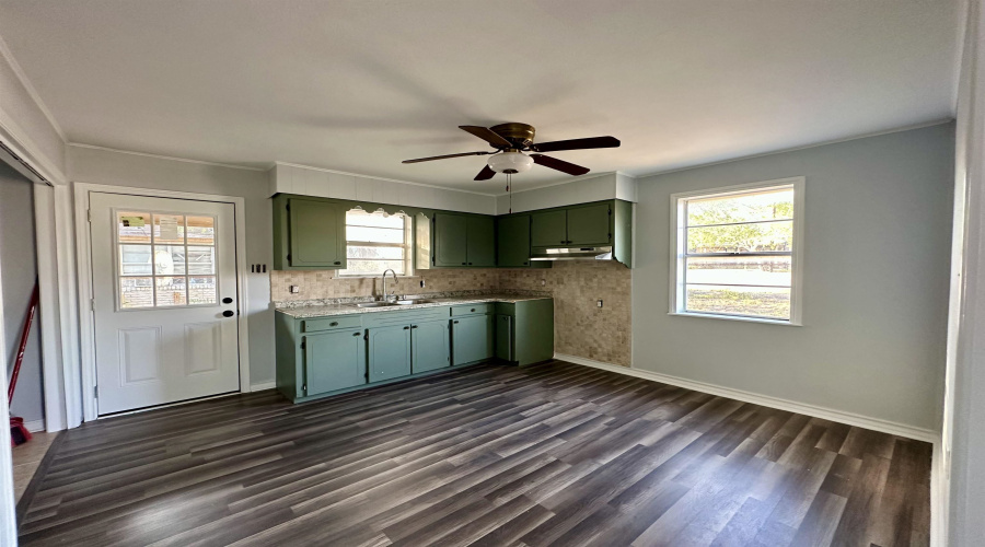 911 N Pine St, Hebbronville, Texas 78361, 4 Bedrooms Bedrooms, 6 Rooms Rooms,2 BathroomsBathrooms,Residential,For Sale,911 N Pine St,20261331