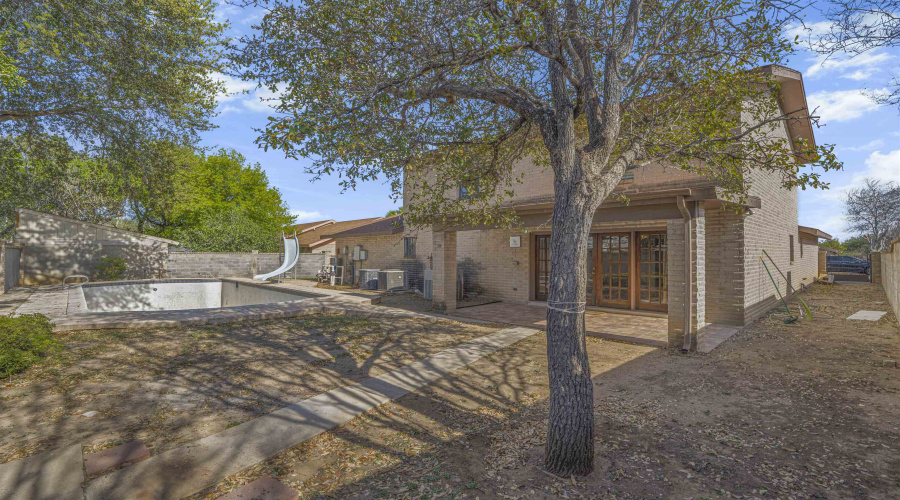 1004 Eden Ln, Laredo, Texas 78045, 4 Bedrooms Bedrooms, 9 Rooms Rooms,2 BathroomsBathrooms,Residential,For Sale,1004 Eden Ln,20261354