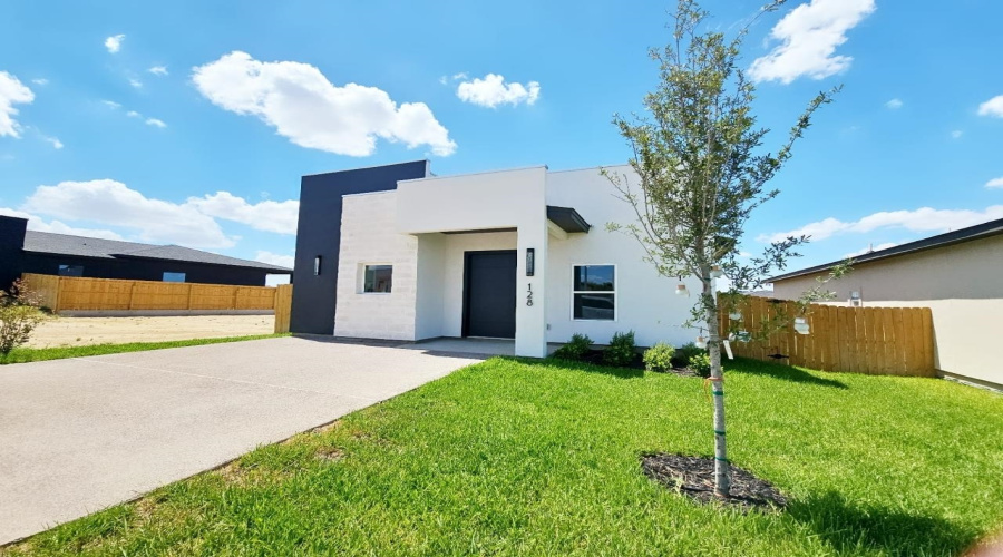 128 Faith Dr., LAREDO, Texas 78043, 3 Bedrooms Bedrooms, 5 Rooms Rooms,2 BathroomsBathrooms,Residential,For Sale,128 Faith Dr.,20255417