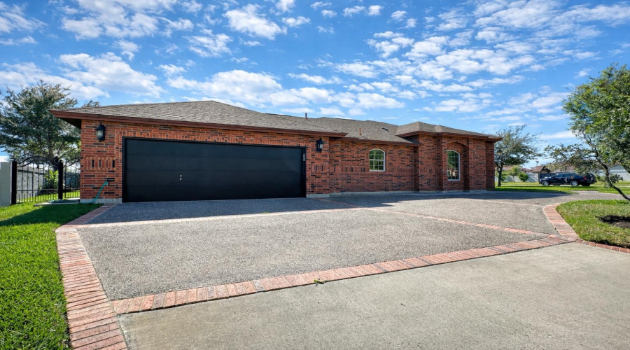 10816 Grenville Rd, LAREDO, Texas 78045, 4 Bedrooms Bedrooms, 8 Rooms Rooms,4 BathroomsBathrooms,Residential,For Sale,10816 Grenville Rd,20261363