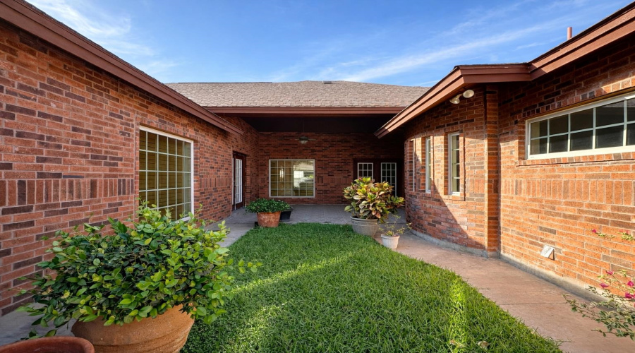 10816 Grenville Rd, LAREDO, Texas 78045, 4 Bedrooms Bedrooms, 8 Rooms Rooms,4 BathroomsBathrooms,Residential,For Sale,10816 Grenville Rd,20261363