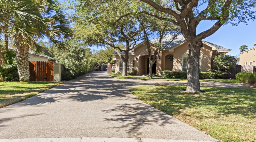 3104 FieldCrest Cir, Laredo, Texas 78045-8134, 4 Bedrooms Bedrooms, 9 Rooms Rooms,3 BathroomsBathrooms,Residential,For Sale,3104 FieldCrest Cir,20261367