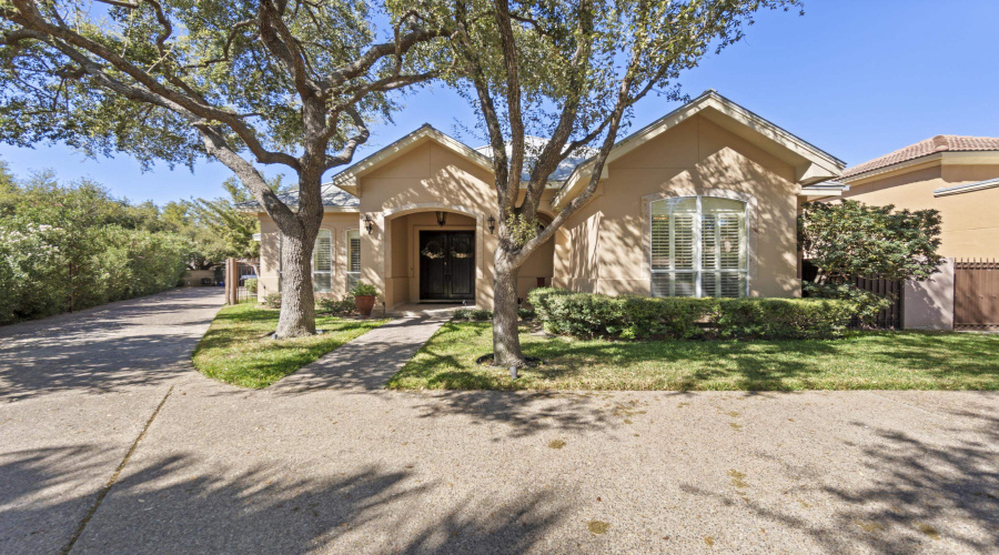 3104 FieldCrest Cir, Laredo, Texas 78045-8134, 4 Bedrooms Bedrooms, 9 Rooms Rooms,3 BathroomsBathrooms,Residential,For Sale,3104 FieldCrest Cir,20261367