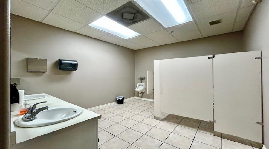 14709 Atlanta Dr, Laredo, Texas 78045, 1 Bedroom Bedrooms, 21 Rooms Rooms,1 BathroomBathrooms,Commercial/industrial,For Rent,14709 Atlanta Dr,20261385