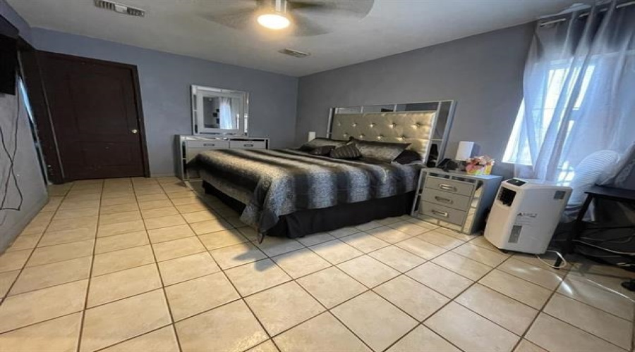 133 Los Fresnos, Laredo, Texas 78046, 3 Bedrooms Bedrooms, 5 Rooms Rooms,2 BathroomsBathrooms,Residential,For Sale,133 Los Fresnos,20261406