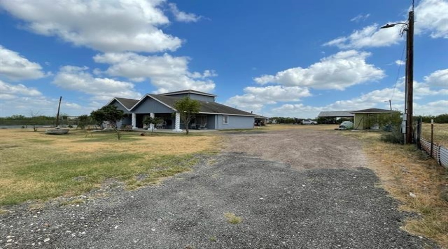 133 Los Fresnos, Laredo, Texas 78046, 3 Bedrooms Bedrooms, 5 Rooms Rooms,2 BathroomsBathrooms,Residential,For Sale,133 Los Fresnos,20261406