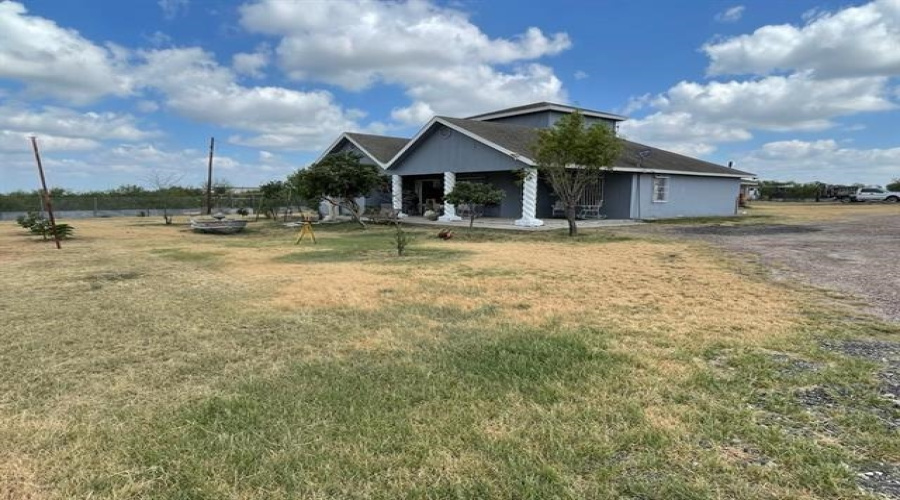 133 Los Fresnos, Laredo, Texas 78046, 3 Bedrooms Bedrooms, 5 Rooms Rooms,2 BathroomsBathrooms,Residential,For Sale,133 Los Fresnos,20261406