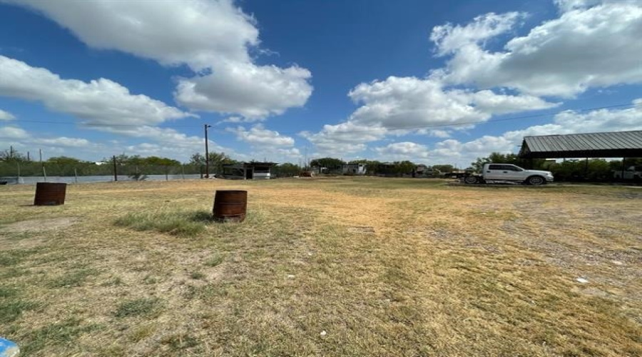 133 Los Fresnos, Laredo, Texas 78046, 3 Bedrooms Bedrooms, 5 Rooms Rooms,2 BathroomsBathrooms,Residential,For Sale,133 Los Fresnos,20261406