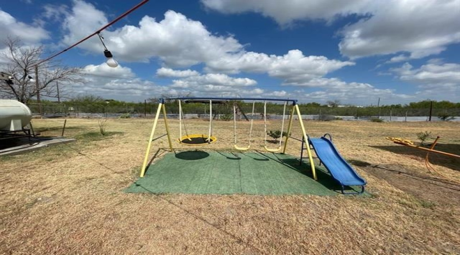 133 Los Fresnos, Laredo, Texas 78046, 3 Bedrooms Bedrooms, 5 Rooms Rooms,2 BathroomsBathrooms,Residential,For Sale,133 Los Fresnos,20261406