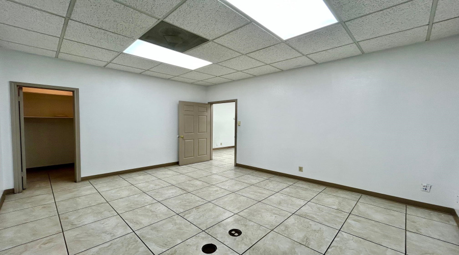 14209 Business Ave, Laredo, Texas 78045, 1 Bedroom Bedrooms, 6 Rooms Rooms,1 BathroomBathrooms,Commercial/industrial,For Rent,14209 Business Ave,20261424