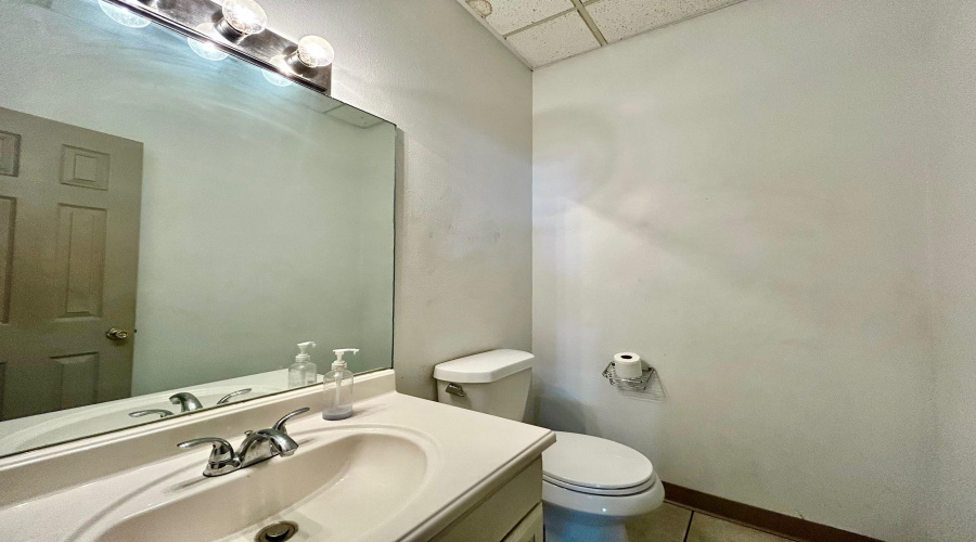 14209 Business Ave, Laredo, Texas 78045, 1 Bedroom Bedrooms, 6 Rooms Rooms,1 BathroomBathrooms,Commercial/industrial,For Rent,14209 Business Ave,20261424