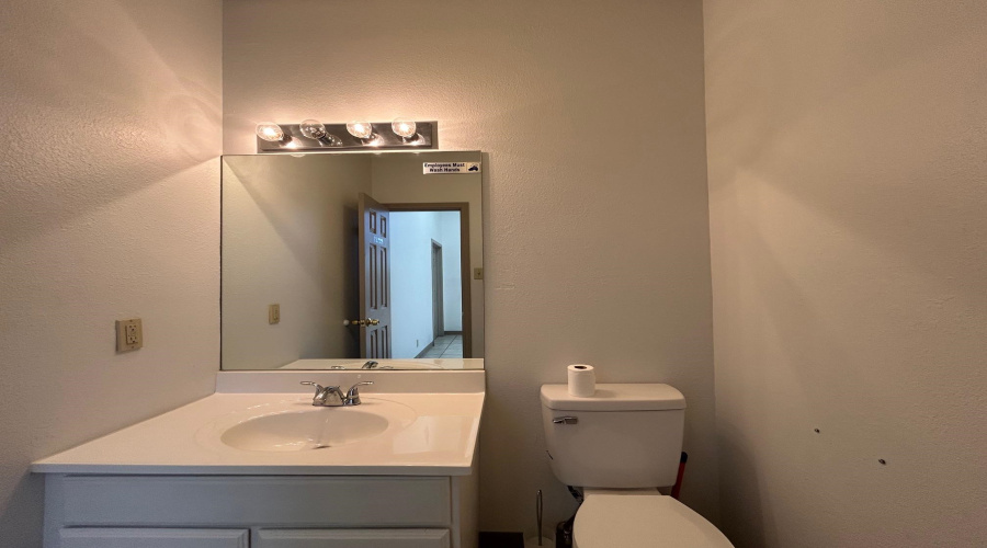 14209 Business Ave, Laredo, Texas 78045, 1 Bedroom Bedrooms, 6 Rooms Rooms,1 BathroomBathrooms,Commercial/industrial,For Rent,14209 Business Ave,20261424