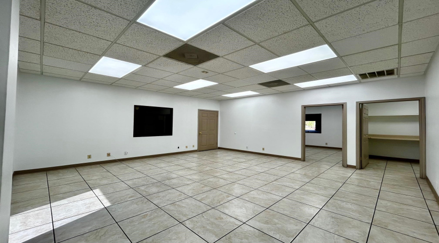 14209 Business Ave, Laredo, Texas 78045, 1 Bedroom Bedrooms, 6 Rooms Rooms,1 BathroomBathrooms,Commercial/industrial,For Rent,14209 Business Ave,20261424