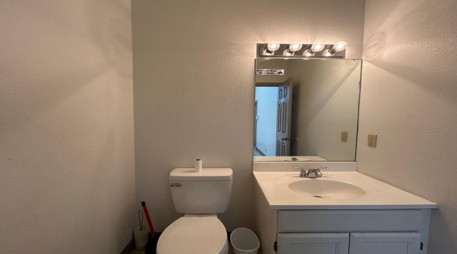 14209 Business Ave, Laredo, Texas 78045, 1 Bedroom Bedrooms, 6 Rooms Rooms,1 BathroomBathrooms,Commercial/industrial,For Rent,14209 Business Ave,20261427