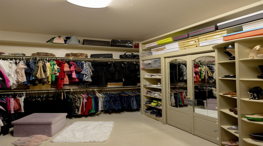 3001 Copperfield Cir, Laredo, Texas 78045, 5 Bedrooms Bedrooms, 15 Rooms Rooms,4 BathroomsBathrooms,Residential,For Sale,3001 Copperfield Cir,20261431